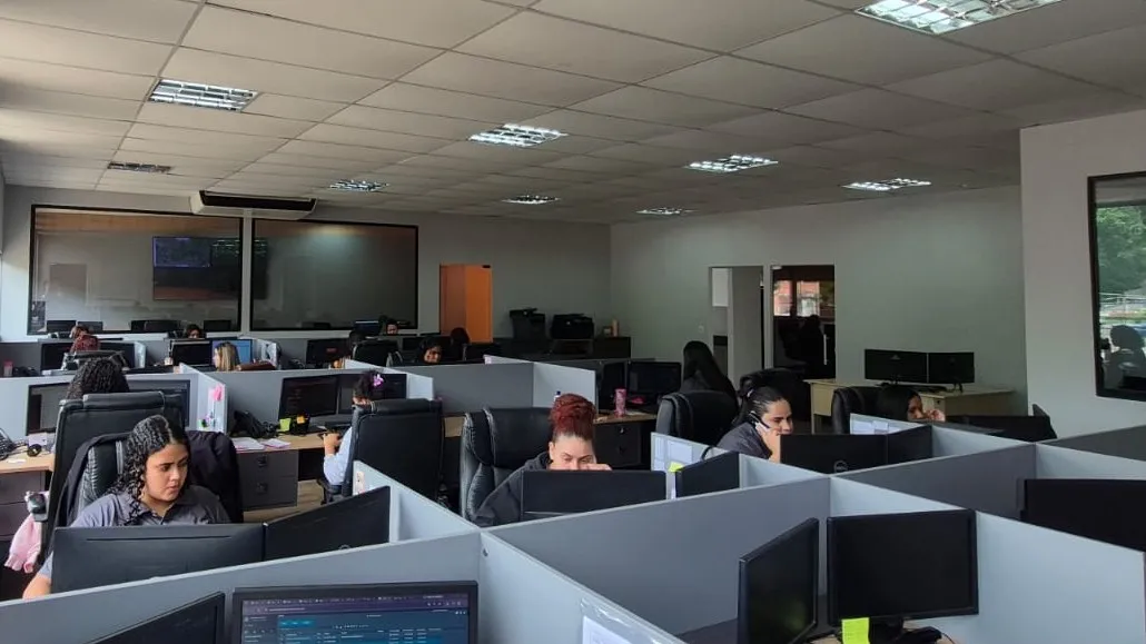 Central de atendimento própria da Aliança Net, com a equipe em operação