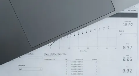 Tabela de dados de negócio impressa ao lado de um notebook