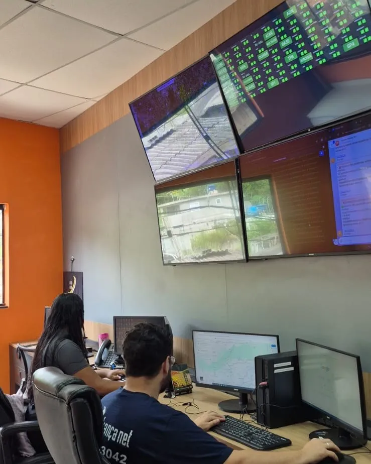 Sala do NOC da Aliança Net, com o painel de monitoramento da rede